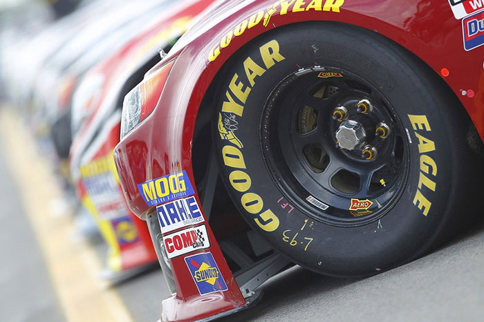 Автомобиль гонок NASCAR с шинами Goodyear